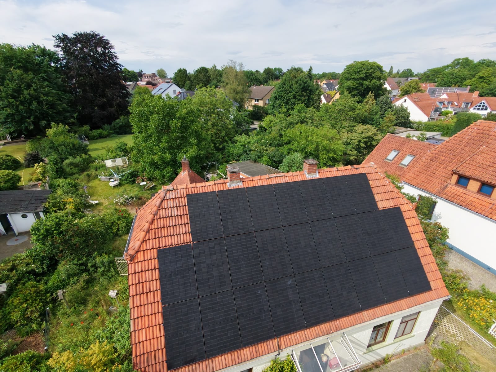 Detailaufnahme einer fachgerecht montierten Photovoltaik-Unterkonstruktion mit Montageschienen