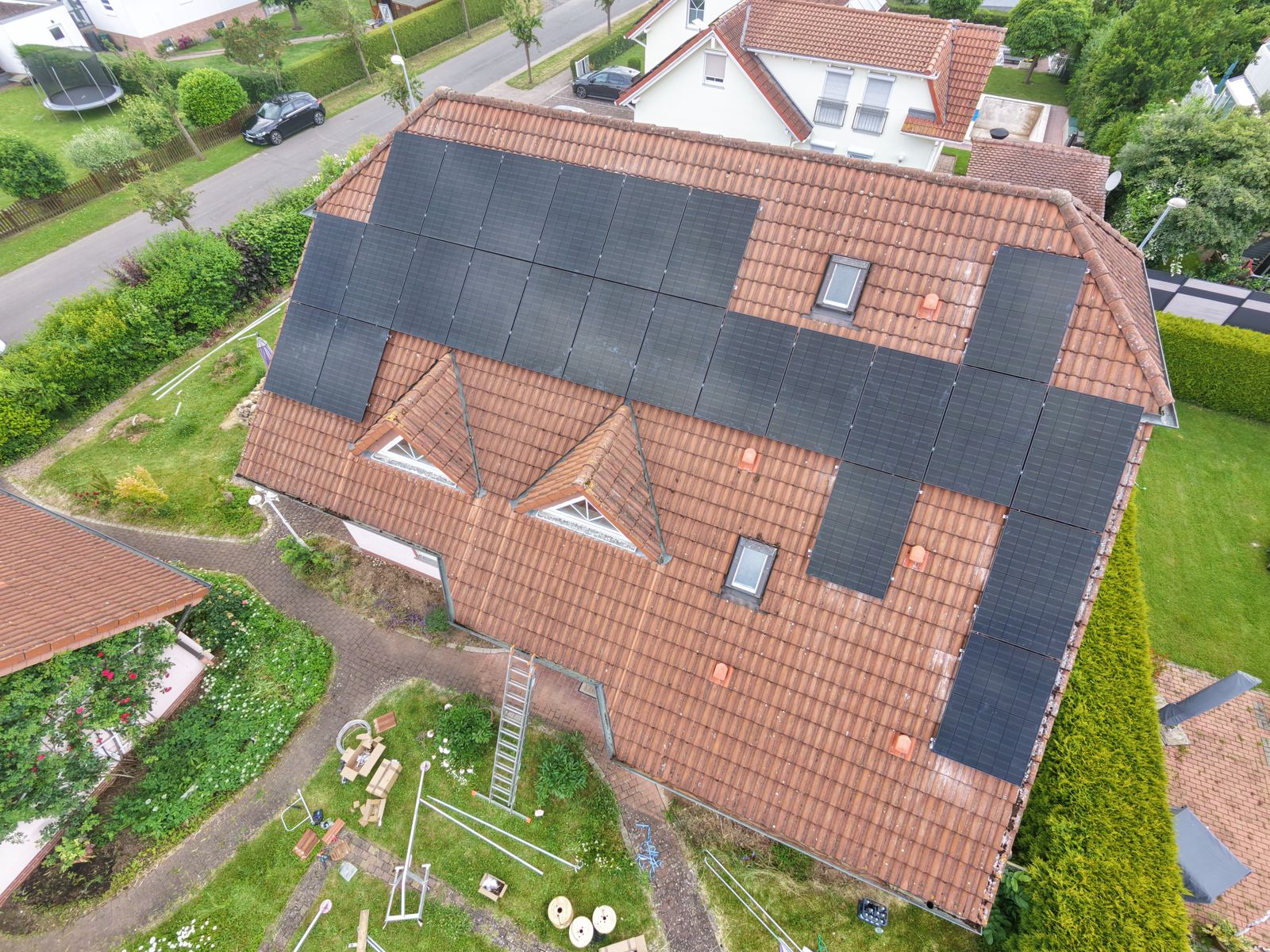 Industrielles PV-Projekt mit strukturierter Modulanordnung
